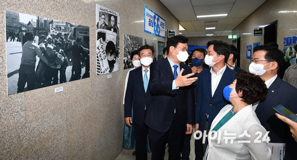 송영길 더불어민주당 대표와 지도부들이 17일 오전 서울 여의도 국회에서 창당 66주년 기념 사진을 관람하고 있다.