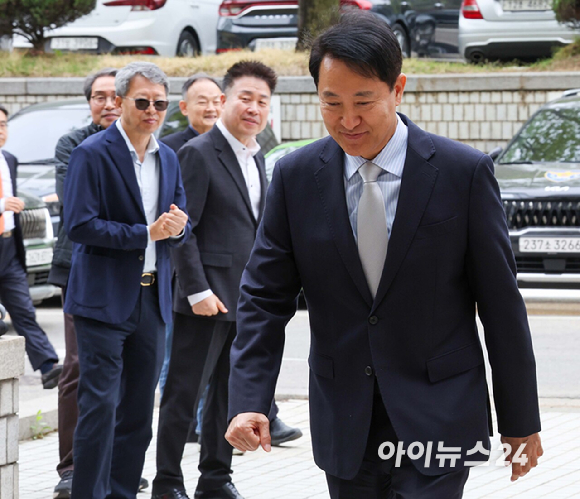 오세훈 서울시장이 22일 오전 서울시 서초구 서초동 서울중앙지방법원에서 열린 정치자금법 위반 혐의와 관련된 공판에 출석하고 있다. 2026.04.22 [사진=사진공동취재단]