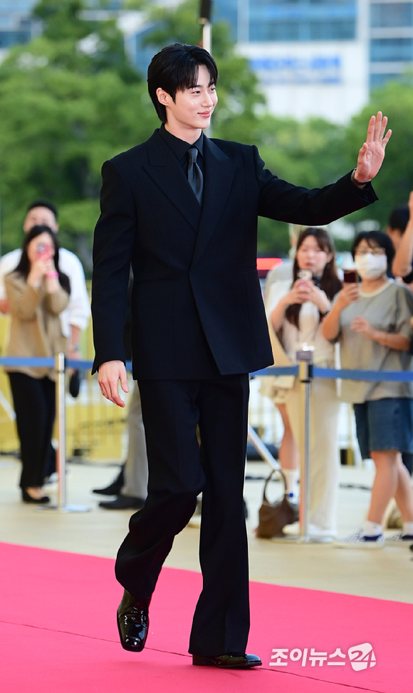 배우 변우석이&nbsp;31일 오후&nbsp;인천시 영종구 운서동 파라다이스시티에서 열린&nbsp;제5회 청룡시리즈어워즈&nbsp;레드카펫 행사에 참석하고 있다. [사진=정소희 기자]