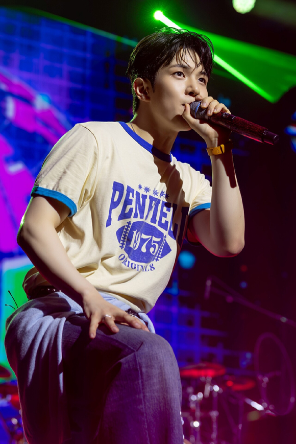 밴드 엔플라잉 이승협이 첫 전국투어 2026 N.Flying LIVE '&CON5 : into REM'(2026 엔플라잉 라이브 '엔콘5 : 인투 렘') 부산 공연에서 멋진 무대를 선사하고 있다. [사진=FNC엔터테인먼트]