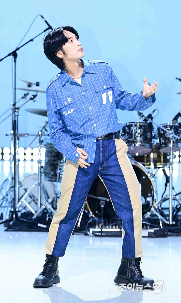 밴드 하이파이유니콘 손기윤이 13일 오후 서울 마포구 상암동 MBC 공개홀에서 열린 Hi-Fi Un!corn(하이파이유니콘) Single Album 'Teenage Blue' 발매 쇼케이스에 참석하고 있다. [사진=정소희 기자]