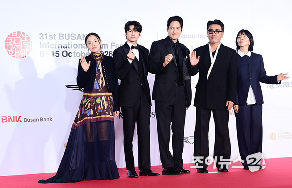 '정가네' 배우 이상희-옹성우-박해준-류승룡-김지현 감독이 10월 6일 부산 해운대구 영화의전당에서 열린 제31회 부산국제영화제 개막식 레드카펫에 참석하고 있다. [사진=정소희 기자]