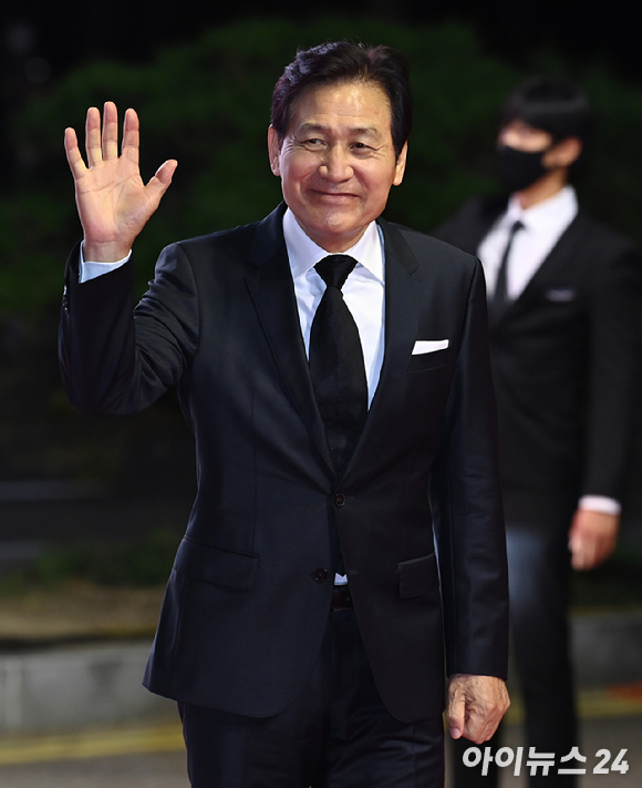 배우 안성기가 지난 2021년 10월 6일 오후 부산 해운대구 영화의전당에서 열린 '제26회 부산국제영화제'(BIFF) 개막식 레드카펫 행사에 참석해 포즈를 취하고 있다. [사진=아이뉴스24 포토DB]