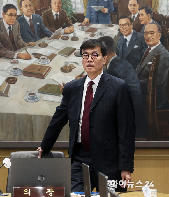 이창용 한국은행 총재가 28일 오전 서울 중구 한국은행에서 열린 금융통화위원회에 참석하고 있다. [사진=사진공동취재단]