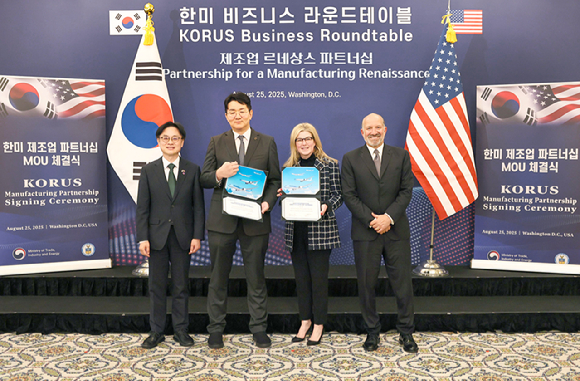 (왼쪽부터) 김정관 산업통상자원부장관, 조원태 한진그룹 회장, 스테파니 포프(Stephanie Pope) 보잉 상용기 부문 사장 겸 최고 경영자, 하워드 러트닉(Howard Lutnck) 미국 상무부 장관이 기념 촬영을 하는 모습. [사진=대한항공]