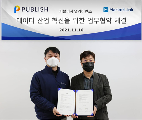 권성민 퍼블리시 대표(왼쪽)와 김종호 마켓링크 대표(오른쪽)이 업무협약을 맺고 기념촬영을 하고 있다.  [사진=퍼블리시]