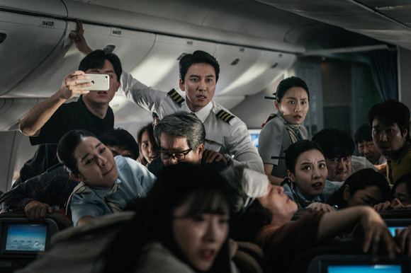 '비상선언' 배우들이 항공재난 상황 속 실감나는 연기를 펼치고 있다.  [사진=쇼박스]