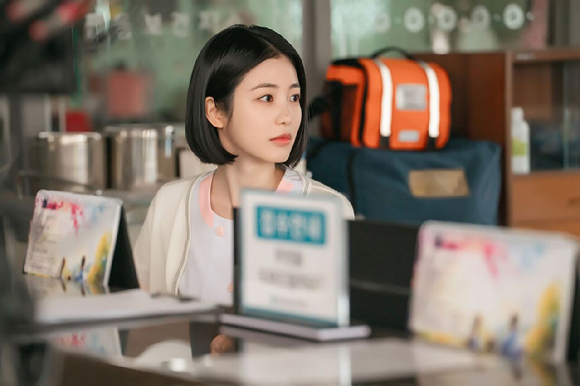 '닥터 섬보이' 신예은 스틸 [사진=KT스튜디오 지니 ]