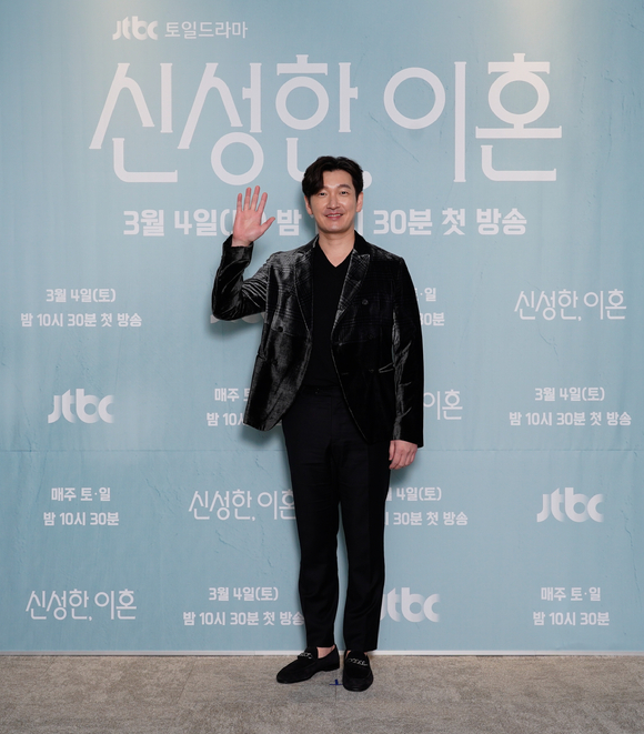 배우 조승우가 2일 JTBC '신성한 이혼' 제작발표회에서 포즈를 취하고 있다. [사진=JTBC]