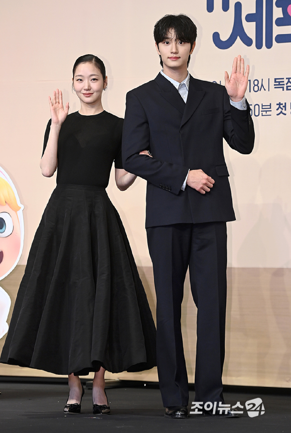 배우 김고은, 김재원이 7일 서울 구로구 더 링크호텔 서울에서 열린 티빙 새 드라마 '유미의 세포들3' 제작발표회에서 포토타임을 갖고 있다. [사진=곽영래 기자]