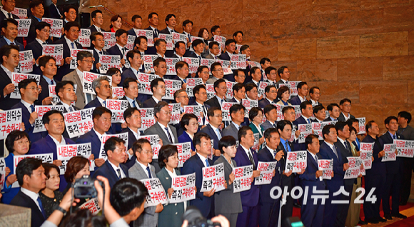 더불어민주당 정청래 대표, 김병기 원내대표 등 의원들이 14일 국회에서 한덕수 등 국무위원 내란공모 규탄 구호를 외치고 있다. [사진=곽영래 기자]