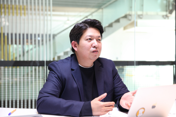 김일경 NHN 코미코사업본부 이사가 23일 '아이뉴스24'와의 인터뷰를 진행하고 있다. [사진=NHN]