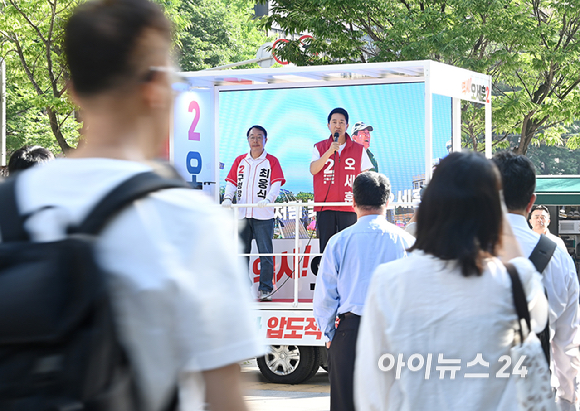 오세훈 국민의힘 서울시장 후보가 2일 서울 여의도역 인근에서 시민들에게 출근길 인사를하고 있다. [사진=곽영래 기자]