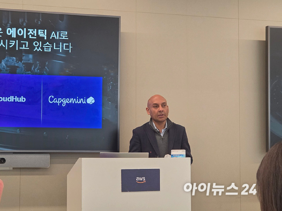 라훌 파탁 AWS 데이터 및 AI GTM 부문 부사장은 22일 오전 서울 역삼 센터필드 AWS 코리아 사무실에서 열린 기자간담회에서 데이터&middot;AI 전략을 발표하고 있다. [사진=윤소진 기자]