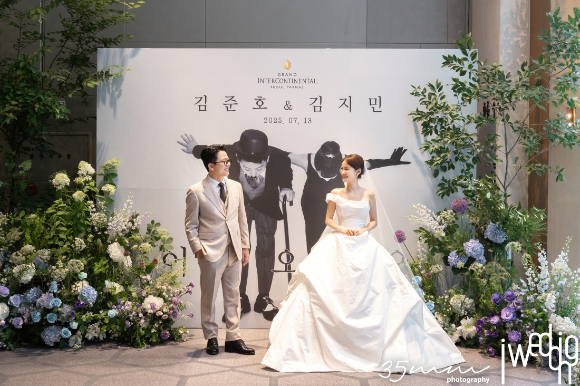 개그맨 김준호, 김지민 커플이 13일 그랜드 인터컨티넨탈 서울 파르나스에서 예식을 진행하고 있다. [사진=아이패밀리에스씨(아이웨딩) ]