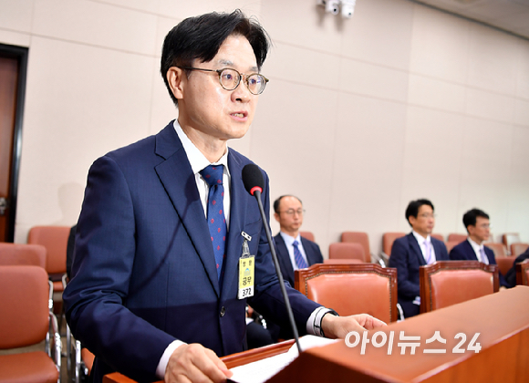 김정관 산업통상자원부 장관 후보자가 17일 오전 서울 여의도 국회 산업통상자원중소벤처기업 위원회 전체회의에서 열린 인사청문회에서 모두발언을 하고 있다. [사진=곽영래 기자]