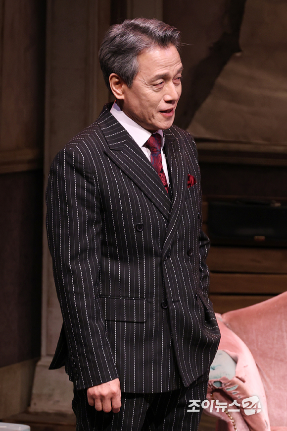 배우 박지일이 19일 오후 서울 종로구 동숭동 대학로티오엠에서 진행된 연극 '오펀스' 프레스콜에 참석해 열연을 펼치고 있다. [사진=문수지 기자]