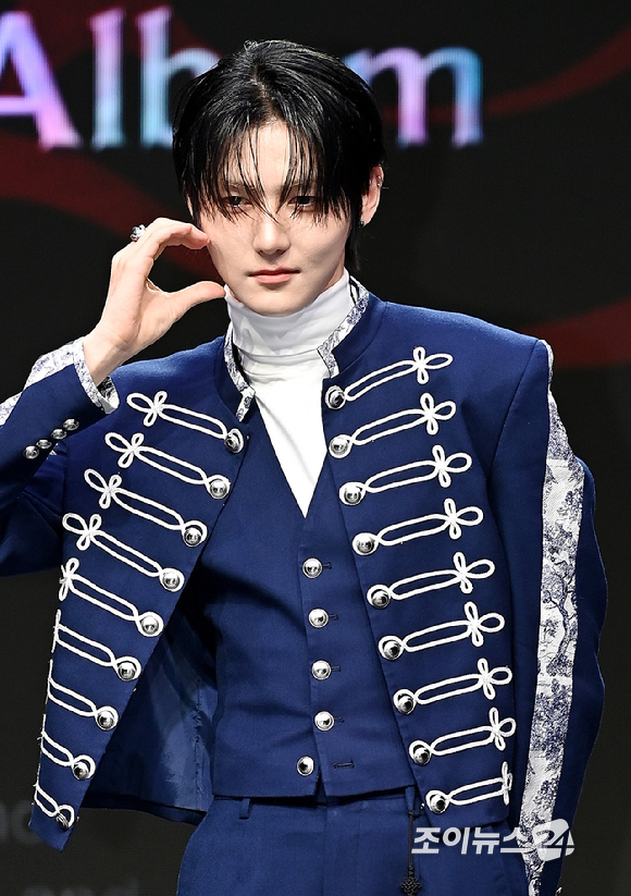 그룹 앰퍼샌드원(AMPERS&ONE) 김승모가 8일 서울 용산구 노들섬 라이브하우스에서 열린 미니 4집 '데피니션'(DEFINITION) 발매 기념 쇼케이스에서 포토타임을 갖고 있다. [사진=곽영래 기자]