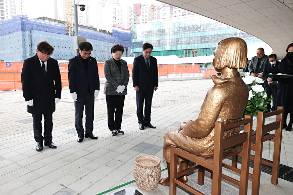 14일 경기도의회 평화의 소녀상 건립 5주년 추모식이 열리고 있다. [사진=경기도의회]