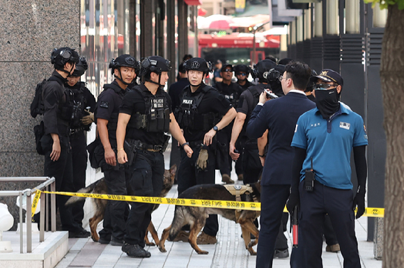 지난 5일 서울 중구 명동 신세계백화점 본점에 폭발물을 설치했다는 협박 글이 인터넷 커뮤니티에 올라와 신고를 받고 출동한 경찰특공대가 수색을 마친 후 이동하고 있다. [사진=연합뉴스]