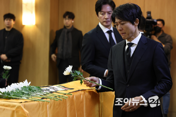 배우 유동근, 최수종이 27일 서울 송파구 서울아산병원 장례식장에서 엄수된 배우 이순재 영결식에서 애도를 표하고 있다. [사진=곽영래 기자]