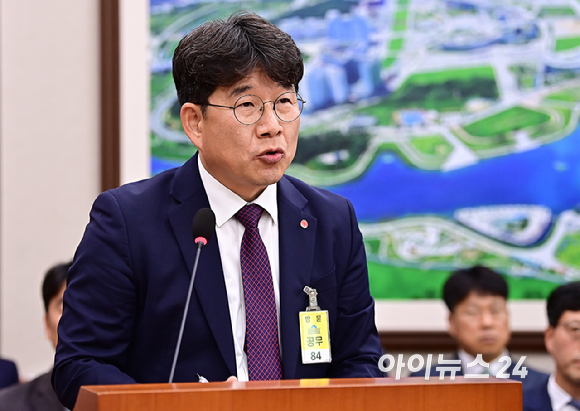 이상화 동해종합기술공사 부사장이 10일 오후 서울 여의도 국회에서 열린 국토교통위원회 국정감사에서 의원들의 질의에 답하고 있다. [사진=곽영래 기자]