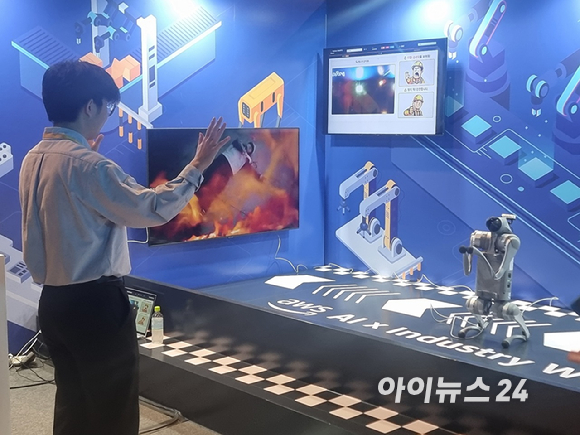 AWS AIx인더스트리 위크 2025 체험형 부스에서 에이전틱 로보독을 시연하고 있다. [사진=윤소진 기자]