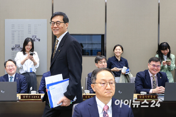 이창용 한국은행 총재가 10일 서울 중구 한국은행 본관에서 열린 금융통화위원회 본회의를 주재하고 있다. 2026.04.10 [사진=사진공동취재단]