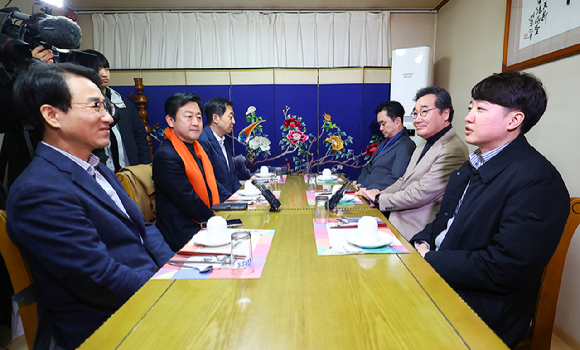 이낙연, 이준석 개혁신당 공동대표를 비롯한 임시지도부가 설 연휴 중인 지난 11일 서울 종로구의 한식당에서 1차 개혁신당 임시 지도부 회의에 앞서 이야기 나누고 있다. [사진=뉴시스]