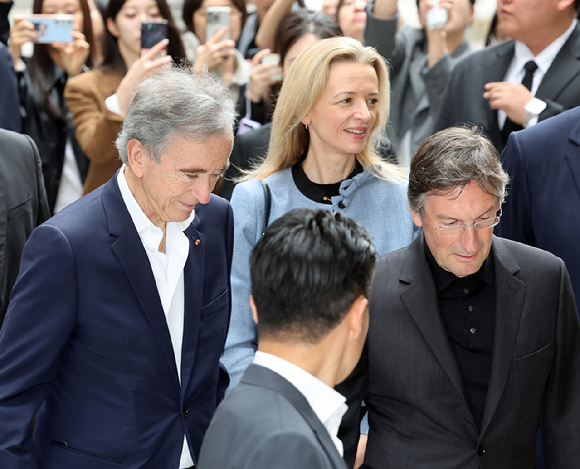베르나르 아르노 루이뷔통모에헤네시(LVMH) 회장이 11일 서울 소공동 신세계백화점 본점을 방문하고 있다. [사진=연합뉴스]