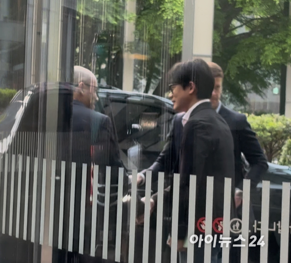 데미스 하사비스 구글 딥마인드 최고경영자(CEO)가 28일 오후 2시 56분께 서울 서초구 삼성전자 사옥을 방문하고 있다. [영상=권서아 기자]