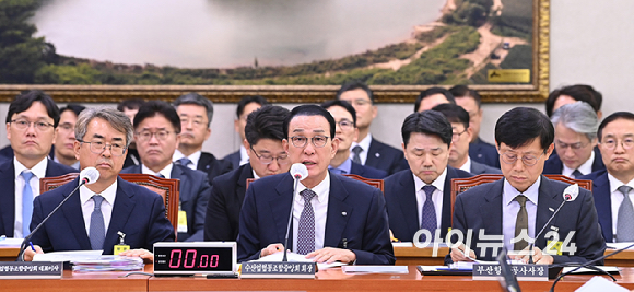 노동진 수산업협동조합중앙회장이 27일 서울 여의도 국회에서 열린 농림축산식품해양수산위원회의 수협중앙회 등에 대한 국정감사에서 질의에 답하고 있다. [사진=곽영래 기자]