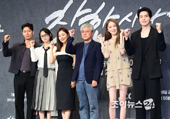 (왼쪽부터)송해성 감독-배우 이성경-이동욱이 14일 오후 서울 영등포구 더링크 호텔에서 열린 JTBC 새 금요시리즈 '착한 사나이' 제작발표회에 참석하고 있다. [사진=정소희 기자]
