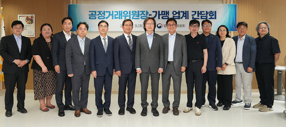주병기 공정거래위원장(가운데)이 지난 9일 서울 중구 공정거래조정원 대회의실에서 열린 '공정거래위원장-가맹 업계 간담회'에서 참석자들과 기념 촬영하고 있다. [사진=연합뉴스]