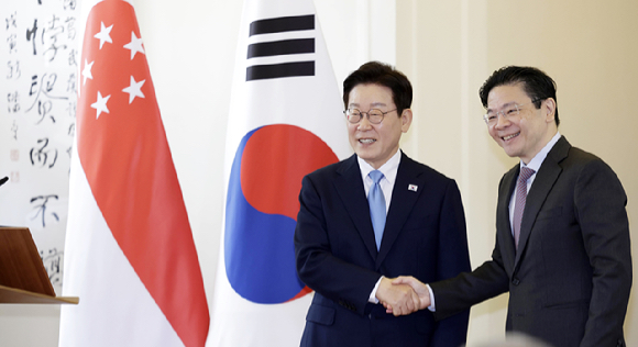 이재명 대통령과 로렌스 웡 싱가포르 총리가 2일 싱가포르 외교부 청사에서 공동언론발표를 마친 뒤 악수하고 있다. [사진=연합뉴스]