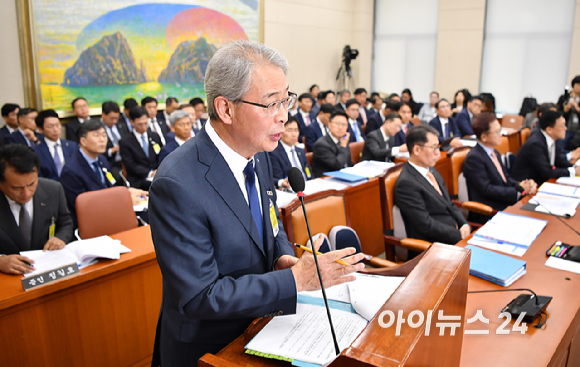 임종룡 우리금융그룹 회장이 10일 오후 서울 여의도 국회 정무위원회에서 열린 금융위원회·한국산업은행·중소기업은행에 대한 국정감사에서 의원 질의에 답변하고 있다. [사진=곽영래 기자]