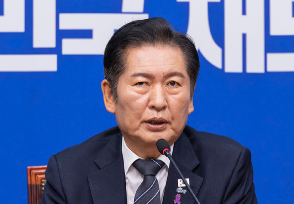 이재명 대통령이 지난 21일 용산 대통령실에서 열린 국무회의에서 국기에 경례하고 있다. [사진=연합뉴스]