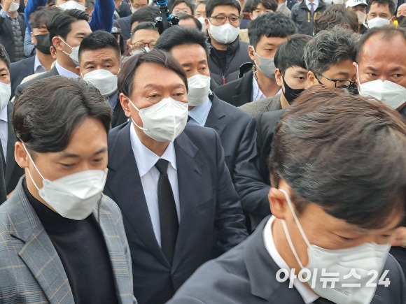 윤석열 국민의힘 대선 후보가 11일 오후 경남 김해시 진영읍 봉하마을 노무현 전 대통령 묘역을 참배하러 가고 있다.  [사진=변진성 기자]