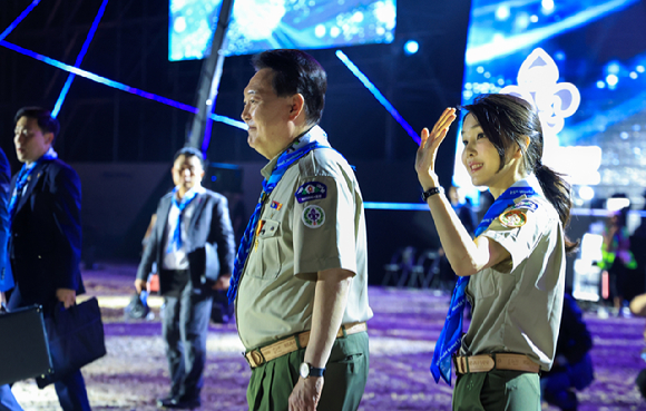 윤석열 대통령과 부인 김건희 여사가 지난 2일 전북 부안군 새만금 일대에서 열린 2023 새만금 제25회 세계스카우트잼버리 개영식에 입장하고 있다. [사진=대통령실]