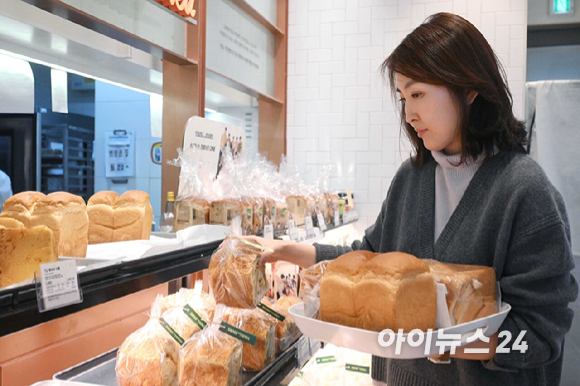 CJ푸드빌이 운영하는 뚜레쥬르가 빵&middot;케이크 등 17종 제품의 공급가를 평균 8.2% 인하한 12일 서울 시내 한 매장에서 고객이 제품을 구매하고 있다. [사진=정소희 기자]