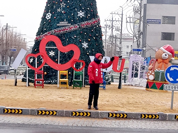 출근길 인사에 나선 김태한 예비후보 [사진=김태한 예비후보 사무실]