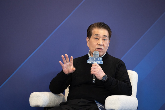 장인화 포스코그룹 회장이 공감토크에서 임직원들과 함께 의견을 나누고 있다. [사진=포스코]