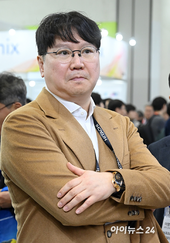 송재혁 삼성전자 디바이스솔루션(DS) 부문 최고기술책임자(CTO) 사장이 11일 서울 강남구 코엑스에서 열린 세미콘 코리아 2026에서 기조 강연을 하고 있다. [사진=곽영래 기자]