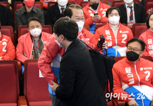 이준석 국민의힘 대표와 권영세 선거대책본부장이 9일 오후 서울 여의도 국회도서관에 마련된 개표상황실에서 인사를 나누고 있다. [사진=김성진 기자]