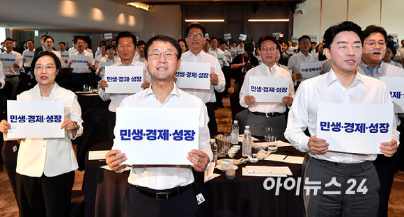 한병도 더불어민주당 대표 직무대행 겸 원내대표, 한성숙 국무총리 등 참석자들이 3일 서울 용산 서울드래곤시티호텔에서 열린 더불어민주당 후반기 국회 대비 국회의원 워크숍에서 손 피켓을 들고 구호를 외치고 있다. [사진=곽영래 기자]