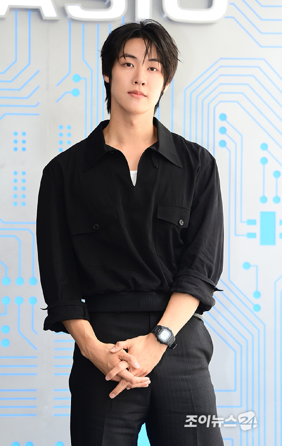 엔플라잉 이승협이 26일 오전 서울 강남구 신사동에서 열린 카시오 스토어 도산&카페 널 오픈 1주년 기념 포토콜 행사에 참석하고 있다. [사진=정소희 기자]
