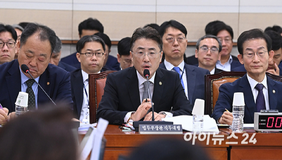 이진수 법무부 차관이 26일 서울 여의도 국회에서 열린 법제사법위원회의 법무부 등에 대한 종합감사에서 의원 질의에 답변하고 있다. [사진=곽영래 기자]