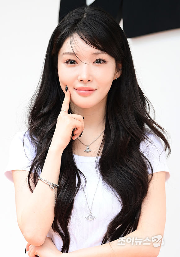 가수 청하가 20일 오후 서울 강남구 꼴라보하우스 도산에서 열린 샤크 닌자 블라스트 팝업 포토세션에서 포즈를 취하고 있다. [사진=정소희 기자]