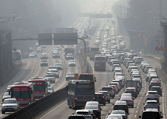 설 연휴 둘째 날인 15일 오전 귀성행렬이 이어지며 고속도로 곳곳에서 정체를 빚고 있다. [사진=연합뉴스]