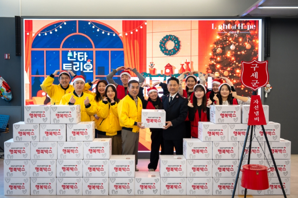 지난 17일 서울특별시 서대문구 구세군빌딩에서 ㈜아성다이소 임직원과 구세군 임직원, 봉사활동에 참여한 자원봉사자들이 기념 촬영을 하고 있다. [사진=아성다이소]